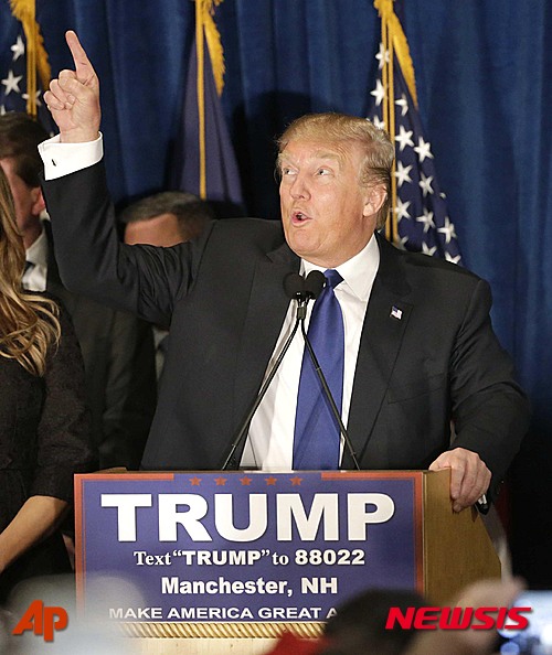 【맨체스터=AP/뉴시스】도널드 트럼프 미국 공화당 대선 경선후보가 9일(현지시간) 뉴햄프셔 맨체스터에서 프라이머리(예비경선) 승리연설을 하고 있다. 2016.02.10&nbsp;&nbsp; 