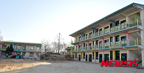 【광주=뉴시스】배동민 기자 = 한국광주전남화교협회는 10일 광주 동구 계림동에 위치한 광주지역 최초 화교소학교가 지난달 20일 마지막 수업을 끝으로 문을 닫았다고 밝혔다. 사진은 문을 닫아 텅텅 빈 채 방치된 화교소학교 교무실(왼쪽)과 교실 건물 모습. 2016.02.10. guggy@newsis.com