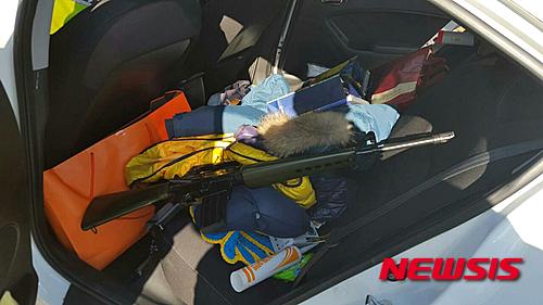 【전주=뉴시스】정경재 기자 = 지난 7일 전북경찰청 고속도로 순찰대에 의해 검거된 나모(29)씨의 차량에 M16 모형소총이 실려 있다. 2016.02.10.(사진=전북경찰청 제공)