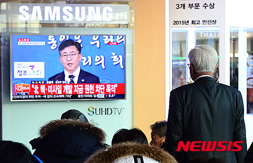 【서울=뉴시스】임태훈 기자 = 북한이 지난 달 4차 수소탄 핵실험에 이어 7일 장거리 미사일 발사를 함에 따라 정부가 대북 제재 수단으로 개성공단 전면 중단을 발표한 10일 오후 서울역 대합실 텔레비젼에서 홍용표 통일부장관의 성명발표가 속보로 보도되고 있다. 2016.02.10. taehoonlim@newsis.com