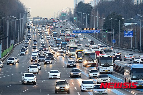【성남=뉴시스】이영환 기자 = 민족 최대 명절 설 연휴 마지막날인 10일 오후 경기 성남시 궁내동 경부고속도로 서울요금소 구간이 원활한 소통 상황을 보이고 있다. 2016.02.10. 20hwan@newsis.com