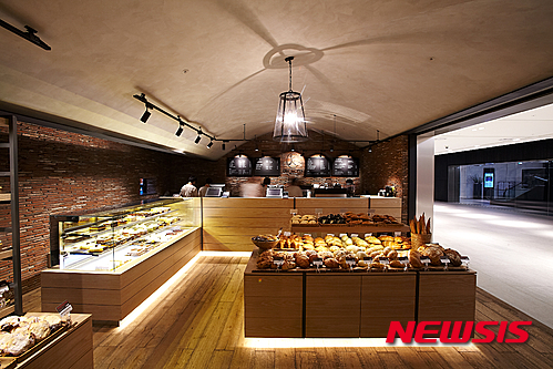 【서울=뉴시스】서울 여의도동 63빌딩 내 ‘에릭케제르 63’의 베이커리 섹션.