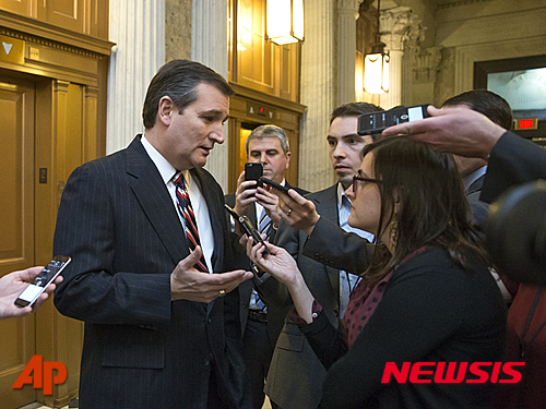 【워싱턴=AP/뉴시스】공화당 대선 주자인 테드 크루즈 상원의원(텍사스)이 10일(현지시간) 상원 대북제재 법안 표결에 참석하기 위해 워싱턴D.C.의 국회의사당을 찾았다가 기자들과 대화하고 있다. 2016.2.11. 