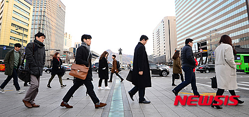 【서울=뉴시스】김진아 기자 = 설 연휴가 끝난 11일 오전 서울 광화문 네거리에서 시민들이 출근을 하고 있다. 2016.02.11.&nbsp;&nbsp; bluesoda@newsis.com 