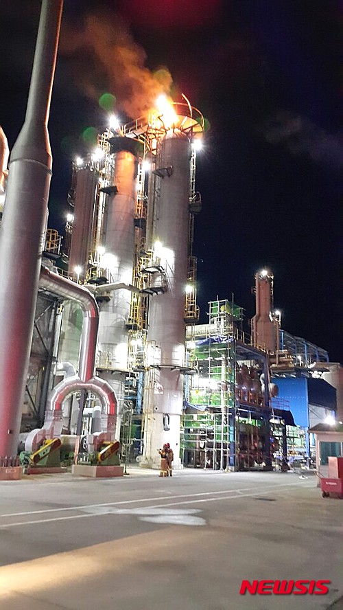 【울산=뉴시스】구미현 기자 = 11일 오전 3시께 울산시 울주군 온산읍 이수화학 온산공장 배출가스 연소탑(Flare stack) 57ｍ 높이 상층부에서 불이 났다. 2016.02.11. (사진=울산소방본부 제공)&nbsp; photo@newsis.com
