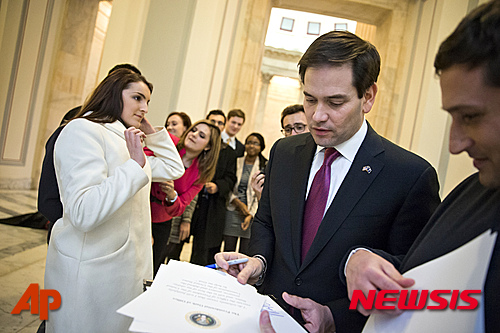 【워싱턴=AP/뉴시스】공화당 대선 주자인 마르코 루비오 상원의원(플로리다)이 10일(현지시간) 대북 제재 법안 표결에 참석하기 위해 워싱턴D.C.의 국회의사당에 복귀했다. 2016.2.11. 