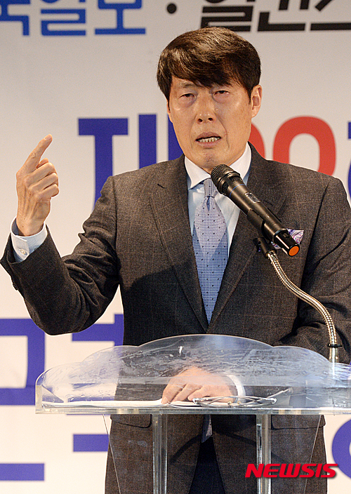 【서울=뉴시스】장세영 기자 = 11일 오후 서울 신문로 축구회관에서 열린 '제28회 차범근축구상 시상식'에서 차범근 전 감독이 수상자들과 인사말을 하고 있다.&nbsp; 올해'차범근 축구상' 시상식에서는 대상 서재민 군 외에도 우수상에 김종원(포항제철동초등), 최환(남양주 진건초등)이 각각 선정됐다. 또한 장려상에는 홍지우(경북 영덕군 강구초등), 김효기(서울 대동초등), 전유미(인천 가림초등)가 뽑혔다. 동해 묵호초등 축구부 김대호(57) 감독은 지도상을 받았다. 2016.02.11. photothink@newsis.com 