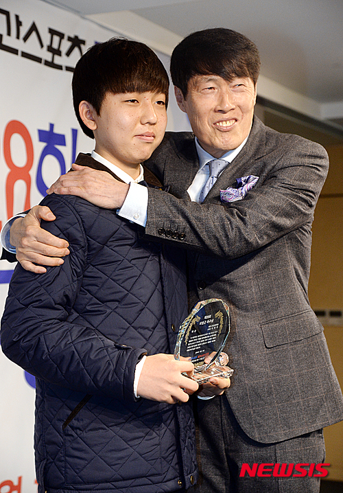 【서울=뉴시스】장세영 기자 = 차범근 전 축구감독이 11일 오후 서울 신문로 대한축구협회 축구회관에서 열린 '제28회 차범근축구상 시상식'에 대상을 받은 서재민 군과 다정히 포즈를 취하고 있다.&nbsp;&nbsp; 올해'차범근 축구상' 시상식에서는 대상 서재민 군 외에도 우수상에 김종원(포항제철동초등), 최환(남양주 진건초등)이 각각 선정됐다. 또한 장려상에는 홍지우(경북 영덕군 강구초등), 김효기(서울 대동초등), 전유미(인천 가림초등)가 뽑혔다. 동해 묵호초등 축구부 김대호(57) 감독은 지도상을 받았다. 2016.02.11. photothink@newsis.com 