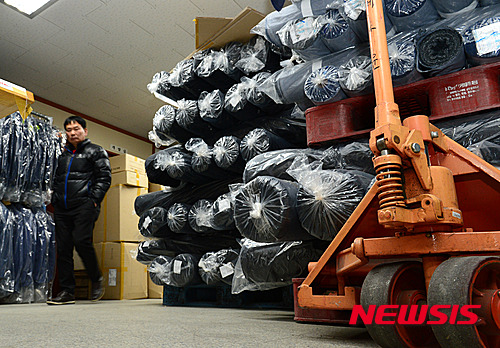 【서울=뉴시스】임태훈 기자 = 북한이 지난 달 4차 수소탄 핵실험에 이어 7일 장거리 미사일 발사를 함에 따라 정부가 대북 제재 수단으로 개성공단을 전면 중단한 가운데, 11일 오후 개성공단 입주 의류임가공업체인 화인레나운 서울 금천구 본사 사무실에 공단으로 보내야 하는 원자재가 쌓여 있다. 2016.2.11. taehoonlim@newsis.com