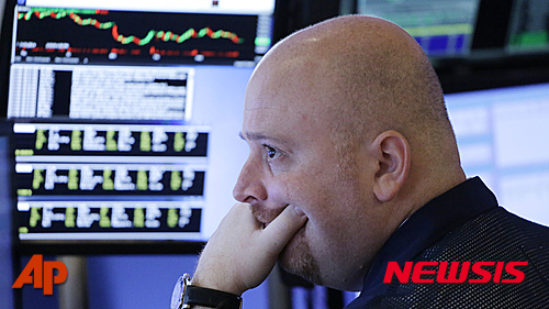 【뉴욕=AP/뉴시스】미국 뉴욕 증권거래소에서 11일(현지시간) 한 거래인이 시황을 나타내는 스크린을 들여다보고 있다. 이날 뉴욕 증시는 글로벌 경제 악화 우려도 4일 연속 하락세로 마감했다. 2016..02.12&nbsp; 