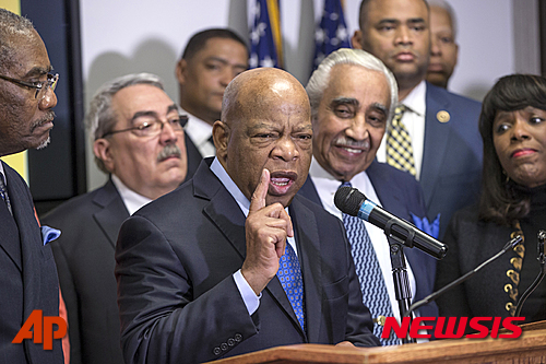 【워싱턴=AP/뉴시스】미국 연방의회의 흑인 의원 모임인 '블랙 코커스'(CBC. Congressional Black Caucus)는 11일(현지시간) 클린턴 전 장관에 대한 지지를 공식 선언했다. 2016.2.12. 