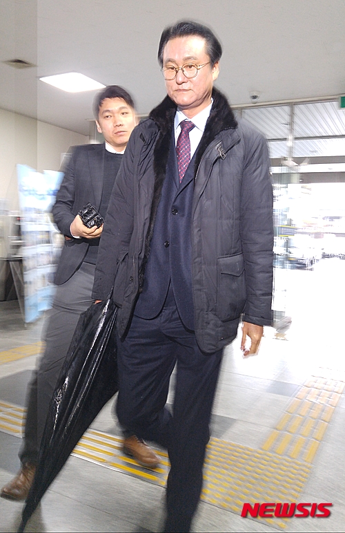 【창원=뉴시스】강승우 기자 = 박종훈 경남도교육감 주민소환 허위 서명 사건과 관련해 개입 의혹을 받고 있는 박치근 경남FC 대표(사진)가 12일 오전 피의자 신분으로 경남 창원서부경찰서에 출석하고 있다. 2016.02.12.&nbsp;&nbsp; ksw@newsis.com