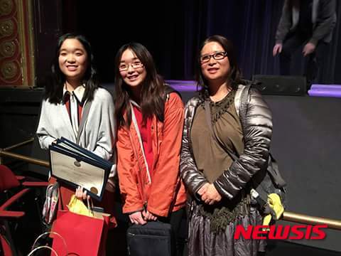 【뉴욕=뉴시스】노창현 특파원 = 시낭송대회에서 우승한 한인 여고생을 미국의 언론이 크게 보도해 눈길을 끌고 있다. 뉴저지 최대신문 레코드지는 9일 올드태판고 10학년 최한내(15 클레어 최)양이 버겐퍼포밍아트센터에서 열린 시 낭송 대회 'Poetry Out Loud' 북부 뉴저지 결승에서 우승을 차지했다고 전했다. 최 양은 최양은 버겐과 패세익, 허드슨 등 3개 카운티 대표로 선발돼 3월 뉴저지주 결승에 출전한다. 최양은 김은주 전 뉴욕한인교사회장의 쌍둥이 딸 중 둘째로 학교 앨범 디자인 대회에서 2년연속 우승하고 포스터 컨테스트에서도 단골로 수상하는 등 각종 경연에서 다양한 수상경력을 자랑한다. 최한내(왼쪽)양이 엄마 김은주씨와 언니 한솔양과 함께 포즈를 취했다. 2016.02.11.&nbsp; robin@newsis.com