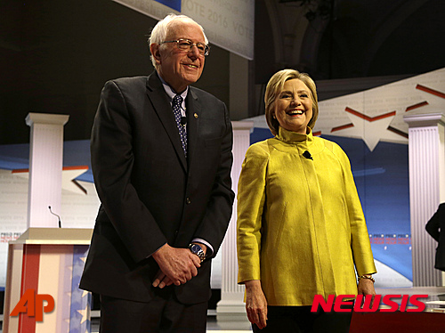 【밀워키=AP/뉴시스】미국 민주당 대선 주자인 버니 샌더스 상원의원(왼쪽)과 힐러리 클린턴 전 국무장관이 11일(현지시간) 위스콘신주 밀워키에서 대선 주자 TV토론에 참가했다. 2016.2.12. 