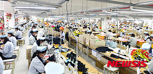 【서울=뉴시스】 북한이 외화획득을 위한 방편의 하나로 주민들을 대거 해외 건설현장에 파견하고, 이들이 벌어들이는 돈을 착취하고 있다고 중동지역 최대 언론인 카타르의 알자지라 방송이 17일(현지시간) 보도했다. 사진은 2013년 9월 17일 북한 개성공단 내 근로자들이 작업을 하는 모습. 2016.02.13. (사진=뉴시스 DB) photo@newsis.com