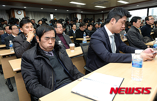 【서울=뉴시스】조성봉 기자 = 12일 오전 서울 여의도 중소기업중앙회 대회의실에서 열린 '개성공단기업협회 긴급총회'에 참석한 개성공단 입주사 대표들이 생각에 잠겨있다. 2016.02.12. photo@newsis.com