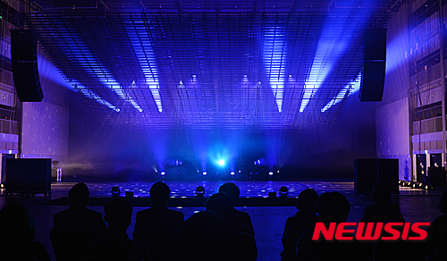 【광주=뉴시스】배동민 기자 = 12일 오후 광주 동구 금남로 국립아시아문화전당 아시아예술극장 극장1에서 광주지역 문화예술 및 공연 관계자 50여명을 상대로 문화전당이 '가변형 극장 무대시스템 시연회'를 열고 있다. 2016.02.12.&nbsp; guggy@newsis.com