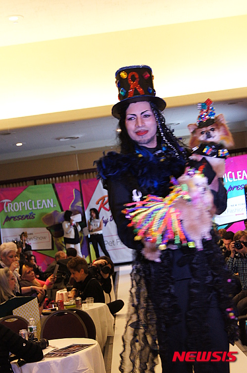 【뉴욕=뉴시스】노창현 특파원 = 뉴욕패션위크 행사가 한창인 맨해튼에서 11일 '뉴욕 동물 패션쇼(New York Pet Fashion Show)'가 열려 이채를 띄었다. 동물들의 패션쇼는 주인이나 전문 모델이 의상과 치렁치렁한 악세사릴를 착용한 동물을 안거나 전용유모차에 태워 워킹하며 포즈를 취해 주었다. 모델들은 강아지들이 대부분이고 고양이도 있었지만 가끔 닭과 새, 도마뱀도 등장해 웃음을 안겨주었다. 이 행사는 버림받은 유기 동물들을 입양시키고 유기센터의 발전기금을 위해 열리고 있다. 2016.02.13. <사진=Newsroh.com 제공>&nbsp; robin@newsis.com 