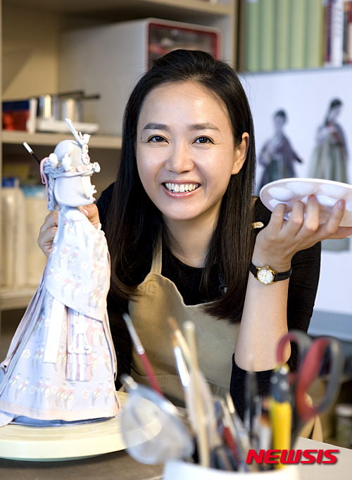 【서울=뉴시스】박현주기자= 도자인형을&nbsp; 한국을 대표하는 브랜드로 키우겠다는 오주현작가.