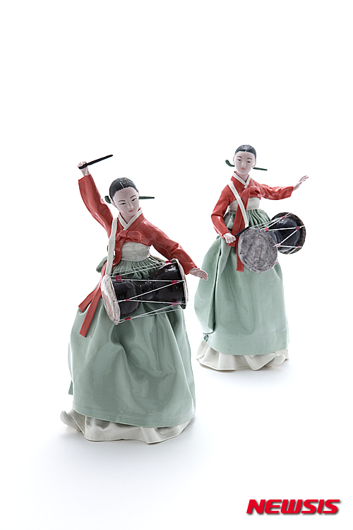 【서울=뉴시스】불의 미학으로 탄생한 도자인형은 천연염료를 사용해 색감이 곱다.