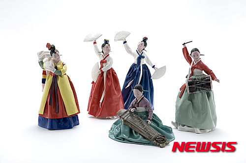 【서울=뉴시스】한복입은 도자인형들의 다양한 율동과 치마폭의 주름이 눈길을 끈다.