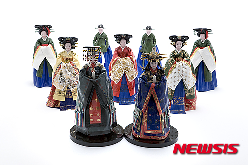 【서울=뉴시스】한국 전통 궁중의상을 재현한 오주현의 도자인형.