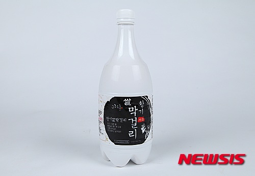 【제천=뉴시스】강신욱 기자 = 충북 제천시 송학면 용두산조은술영농조합법인은 16일 '황기막걸리'를 호주에 수출한다고 15일 밝혔다. 2016.02.15. (사진=제천시 제공) photo@newsis.com