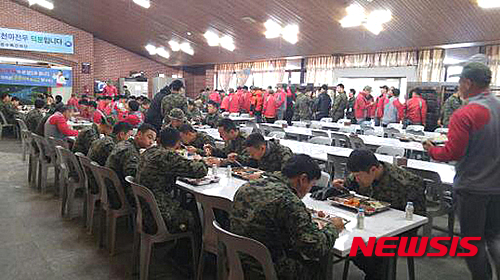 【서울=뉴시스】유희연 기자 = 지난 5일 새벽까지 야간행군을 하고 온 7공수특전여단 장병들이 따듯한 한 끼 식사로 순댓국을 푸짐하게 즐기고 있다.&nbsp;&nbsp;&nbsp; lovely_jh@newsis.com&nbsp;&nbsp;&nbsp; 