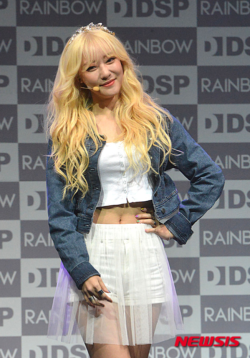 【서울=뉴시스】김선웅 기자 = 15일 오후 서울 마포구 예스24 무브홀에서 열린 걸그룹 레인보우의 네 번째 미니앨범 '프리즘(PRISM)' 쇼케이스에서 우리가 포즈를 취하고 있다. 2016.02.15. mangusta@newsis.com