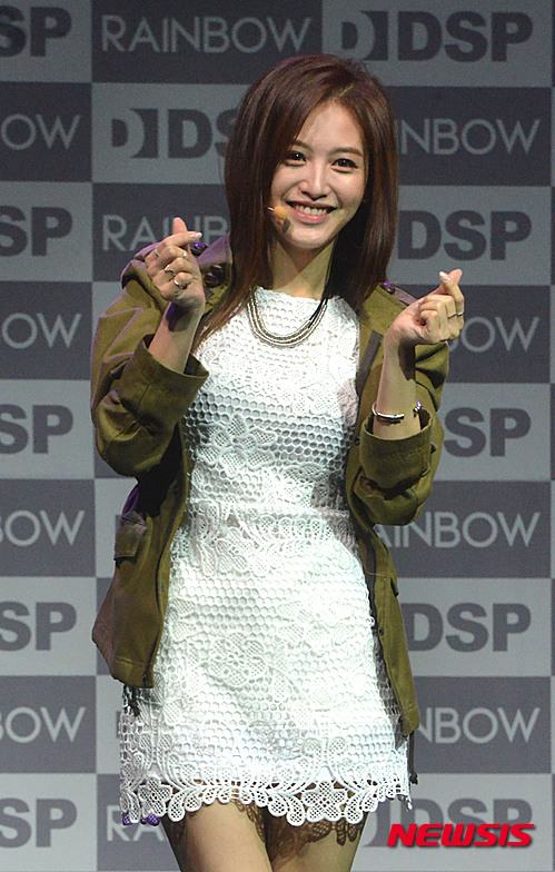 【서울=뉴시스】김선웅 기자 = 15일 오후 서울 마포구 예스24 무브홀에서 열린 걸그룹 레인보우의 네 번째 미니앨범 '프리즘(PRISM)' 쇼케이스에서 재경이 포토타임을 갖고 있다. 2016.02.15. mangusta@newsis.com