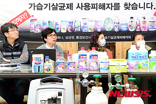 【서울=뉴시스】권현구 기자 = 15일 오후 서울 종로구 대학로 환경보건시민센터에서 열린 '가습기살균제 폐이식 피해자 기자회견' 에서 임흥규 팀장이 가습기 살균제 사용 폐이식 현황 및 실태를 발표하고 있다. 2016.02.15.&nbsp; stoweon@newsis.com