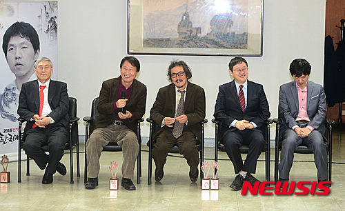 【서울=뉴시스】김동민 기자 = 서봉수(왼쪽 두 번째)9단이 지난 2016년 2월15일 서울 성동구 한국기원 2층 대회장에서 열린 ‘2016 전자랜드배 한국 바둑의 전설’ 시상식에서 상금과 트로피를 받은 후 소감을 말하고 있다. (왼쪽부터) 조훈현 9단, 서 9단, 조치훈 9단, 유창혁 9단, 이창호 9단이다. 대한민국을 대표하는 프로바둑 9단 기사들이 참여한 ‘2016 전자랜드배 한국 바둑의 전설’ 대회는 우승 유창혁, 준우승 이창호, 3위 서봉수, 4위 조치훈, 5위 조훈현이 차지했다. 2016.02.15. life@newsis.com