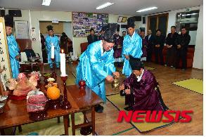 【제주=뉴시스】김용덕 기자 = 제주시 오라동 사평마을이 15일 환갑맞이 마을제를 봉행했다. 2016.02.15.(사진 = 제주시 제공)&nbsp; kydjt6309@newsis.com 