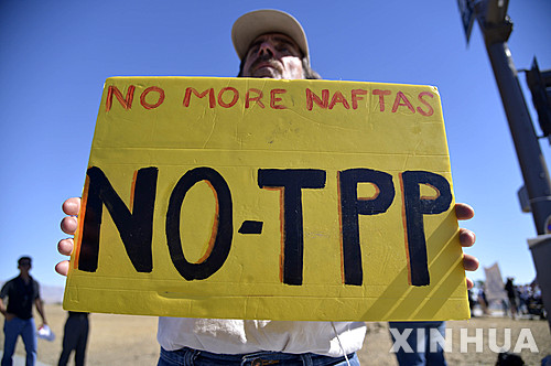 【랜초미라지=신화/뉴시스】버락 오바마 미국 대통령 주재로 아세안 정상회의가 열리고 있는 캘리포니아 랜초미라지에서 15일(현지시간) 한 남성이 