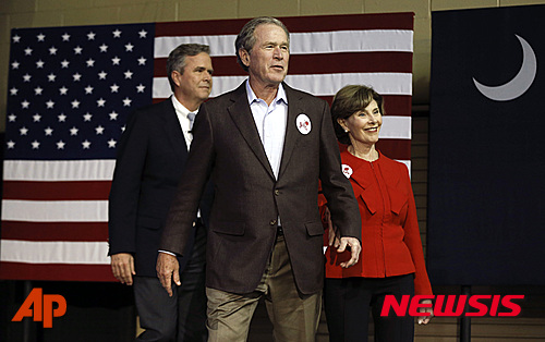 【노스 찰스턴=AP/뉴시스】조지 W 부시 전 미국 대통령(가운데)이 부인 로라 여사와 함께 동생 젭 부시 공화당 대선 경선후보(왼쪽) 를 지원하기 위해 사우스 캐롤라이나주 노스 찰스턴에 선거 유세 행사에 참석하고 있다. 2016.02. 16 