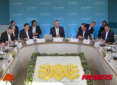 【랜초미라지=AP/뉴시스】버락 오바마 미국 대통령(가운데)이 15일(현지시간) 캘리포니아주 랜초 미라지의 서니랜즈 아넨버그 휴양지에서 아세안 정상회의를 주재하고 있다. 2016.02.16