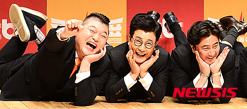 【서울=뉴시스】추상철 기자 = JTBC 새 예능프로그램 '쿡가대표 셰프원정대' 제작발표회가 열린 16일 오전 서울 마포구 상암 JTBC 디지털공연장에서 MC 강호동, 김성주, 안정환이 포즈를 취하고 있다. 17일 오후 홍콩편으로 첫방송되는 쿡가대표는 국내 대표 셰프들이 세계 최고의 셰프들과 요리 대결을 펼치는 해외 올로케이션 프로그램이다. 2016.02.16. scchoo@newsis.com