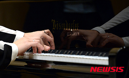 【서울=뉴시스】이영환 기자 = 17일 오전 서울 용산구 스트라디움에서 열린 피아니스트 손열음 리사이틀 'Modern Times' 기자간담회에서 손열음이 피아노 연주를 하고 있다. 2016.02.17.&nbsp; 20hwan@newsis.com