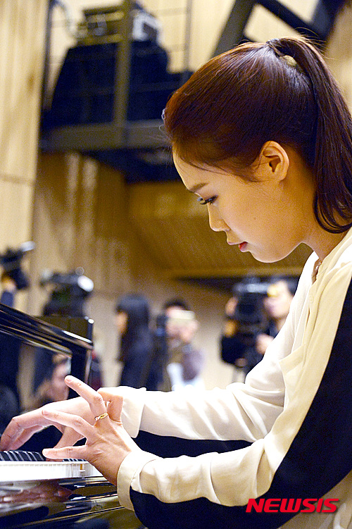 【서울=뉴시스】이영환 기자 = 17일 오전 서울 용산구 스트라디움에서 열린 피아니스트 손열음 리사이틀 'Modern Times' 기자간담회에서 손열음이 피아노 연주를 하고 있다. 2016.02.17.&nbsp; 20hwan@newsis.com