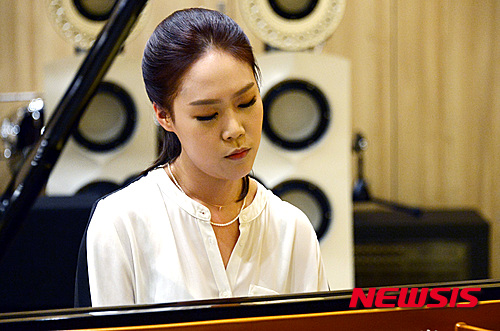 【서울=뉴시스】이영환 기자 = 17일 오전 서울 용산구 스트라디움에서 열린 피아니스트 손열음 리사이틀 'Modern Times' 기자간담회에서 손열음이 피아노 연주를 하고 있다. 2016.02.17.&nbsp; 20hwan@newsis.com