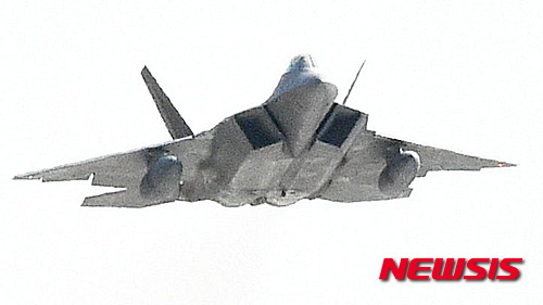 【평택=뉴시스】이정선 기자 = 북한의 장거리 로켓(미사일)발사, 개성공단 폐쇄 등 남북 간 군사적 긴장감이 고조되고 있는 가운데 17일 오후 경기도 오산미공군기지 상공에서 F-22(랩터)가 저공비행을 하고 있다. 2016.02.17.&nbsp; ppljs@newsis.com