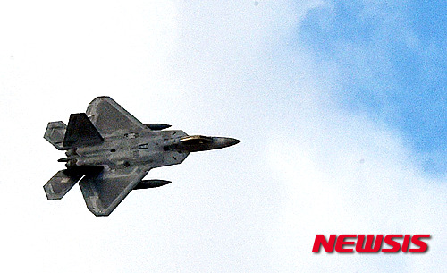 【평택=뉴시스】이정선 기자 = 북한의 장거리 로켓(미사일)발사, 개성공단 폐쇄 등 남북 간 군사적 긴장감이 고조되고 있는 가운데 17일 오후 경기도 오산미공군기지 상공에서 F-22(랩터)가 저공비행을 하고 있다. 2016.02.17.&nbsp; ppljs@newsis.com