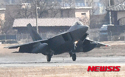 【평택=뉴시스】이정선 기자 = 북한의 장거리 로켓(미사일)발사, 개성공단 폐쇄 등 남북 간 군사적 긴장감이 고조되고 있는 가운데 17일 오후 경기도 오산미공군기지 상공에서 F-22 랩터가 착륙을 하고 있다. 2016.02.17.&nbsp; ppljs@newsis.com