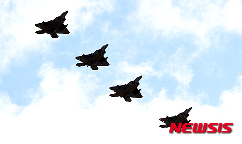 【평택=뉴시스】이정선 기자 = 북한의 장거리 로켓(미사일)발사, 개성공단 폐쇄 등 남북 간 군사적 긴장감이 고조되고 있는 가운데 17일 오후 경기도 오산미공군기지 상공에서 F-22 랩터가 저공비행을 하고 있다. 2016.02.17.&nbsp; ppljs@newsis.com
