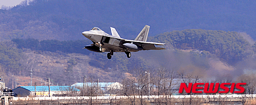 【평택=뉴시스】추상철 기자 = 북한의 핵 실험과 장거리 로켓(미사일) 발사 이후 개성공단까지 폐쇄되면서 한반도에 긴장감이 고조되고 있는 가운데 17일 오전 경기도 평택시 오산공군기지에서 스텔스 전투기 F-22랩터가 상공을 비행하고 있다.&nbsp; F-22랩터는 적의 레이더에 포착되지 않는 스텔스 기능과 함께 250km 밖의 적을 탐지할 수 있는 APG-77 AESA(다기능위성배열) 레이더를 갖추고 있다. 2016.02.17.&nbsp; scchoo@newsis.com 