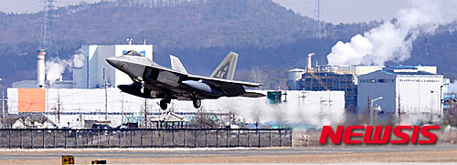 【평택=뉴시스】추상철 기자 = 북한의 핵 실험과 장거리 로켓(미사일) 발사 이후 개성공단까지 폐쇄되면서 한반도에 긴장감이 고조되고 있는 가운데 17일 오후 경기도 평택시 오산공군기지에서 스텔스 전투기 F-22랩터가 착륙하고 있다.&nbsp; F-22랩터는 적의 레이더에 포착되지 않는 스텔스 기능과 함께 250km 밖의 적을 탐지할 수 있는 APG-77 AESA(다기능위성배열) 레이더를 갖추고 있다. 2016.02.17.&nbsp; scchoo@newsis.com