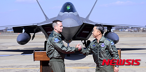 【평택=뉴시스】추상철 기자 = 북한의 핵 실험과 장거리 로켓(미사일) 발사 이후 개성공단까지 폐쇄되면서 한반도에 긴장감이 고조되고 있는 가운데 17일 오후 경기도 평택시 오산공군기지에서 미7공군 사령관 오셔너시 중장과 한국공군작전사령관 이왕근 중장이 성명 발표후 두손을 맞잡고 있다.&nbsp; F-22랩터는 적의 레이더에 포착되지 않는 스텔스 기능과 함께 250km 밖의 적을 탐지할 수 있는 APG-77 AESA(다기능위성배열) 레이더를 갖추고 있다. 2016.02.17.&nbsp; scchoo@newsis.com