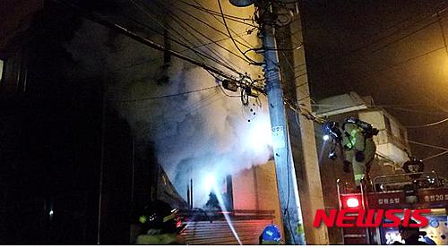 【춘천=뉴시스】김경목 기자 = 17일 오전 4시10분께 강원 춘천시 교동 3층짜리 다세대주택 1층 원룸에서 원인이 밝혀지지 않은 불이 난 가운데 춘천소방서 소방대원들이 화재를 진화하고 있다. 2016.02.17. (사진=춘천소방서 제공)&nbsp; photo@newsis.com 