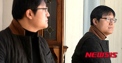 【서울=뉴시스】박주성 기자 = 영화 '귀향'의 각본, 연출, 제작을 맡은 조정래 감독이 17일 오전 서울 삼청동 한 카페에서 뉴시스와 인터뷰 전 포즈를 취하고 있다. 2016.02.17. park7691@newsis.com