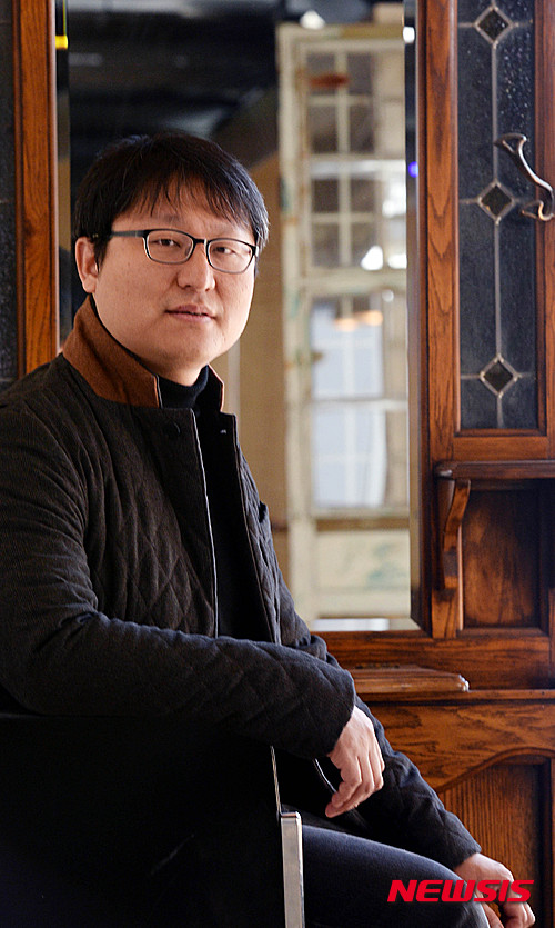 【서울=뉴시스】박주성 기자 = 영화 '귀향'의 각본, 연출, 제작을 맡은 조정래 감독이 17일 오전 서울 삼청동 한 카페에서 뉴시스와 인터뷰 전 포즈를 취하고 있다. 2016.02.17. park7691@newsis.com